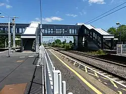 De voetgangersbrug met liften uit 2019 aan de oostkant van de perrons.