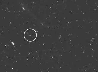 De maan Tarqeq (omcirkeld), gefotografeerd door de Cassini-Huygenssonde op 12 juni 2016