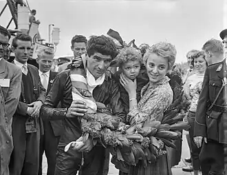 Tarquinio Provini met zijn vrouw Gelmina en hun zoontje na zijn overwinning in de 250cc-race van de TT van Assen van 1959