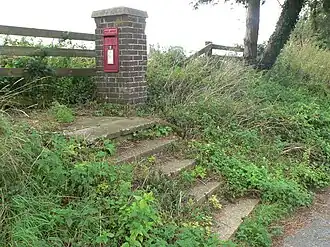 Brievenbus in Tarrant Rushton. Slechts enkele inwoners maken er gebruik van