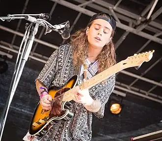 Tash Sultana tijdens een optreden in 2017