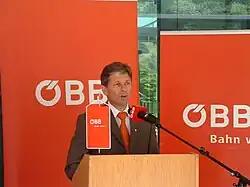 Burgemeester Helmut Gstir, van Zams, – hier bij de omdoping – was de initiator van de naamswijziging