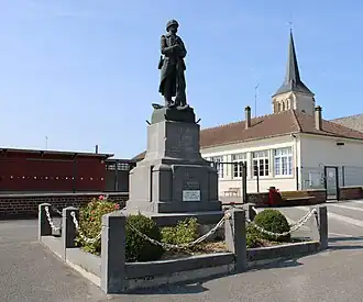 Oorlogsmonument en kerk