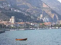 Tavernola Bergamasca, met rechts de cementfabriek