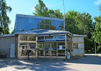 De ingang van het ondergrondse station