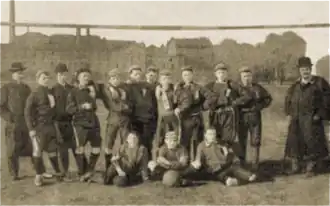 Elftalfoto van een van de oudste voetbalclubs van Duitsland, Berliner FC Frankfurt. George Leux staat geheel rechts.