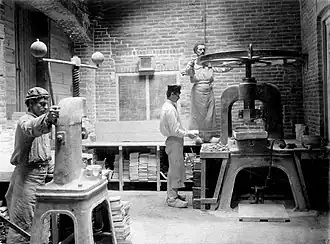 Tegelpers van Plateelfabriek Rozenburg; 1890