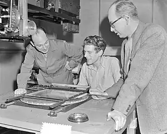 Harold Mack, John van der Meulen en Marten Toonder in 1952 bij de productie van de tekenfilm De gouden vis