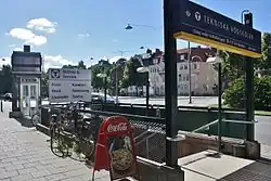 De noordelijke ingang bij de kruising Valhallavägen/Odengatan