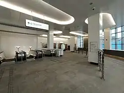 Het interieur van de stationshal.