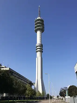 De telecomtoren in de Rotterdamse Waalhaven