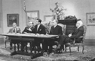 Elias (links) tijdens een tv-discussie in 1965, met Diemer, Henri Baudet, Willem Drees en Carl Romme