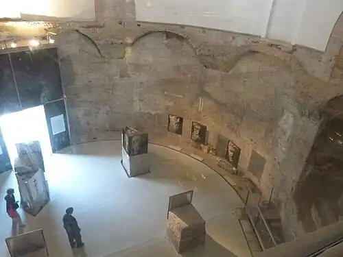 interieur van de tempel van Romulus gezien vanuit de basilica dei Santi Cosma e Damiano