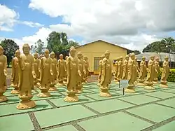 Er staan 108 van deze beelden