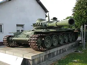 Een ter herinnering aan de Slag om Vukovar opgesteld exemplaar in Kroatië.