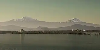 Render van de eilanden Tenochtitlan en Tlatelolco in 1518 tegen de achtergrond van de Popocatépetl en Ixtacchihuatl vulkanen