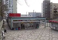 De westelijke ingang van het metrostation.