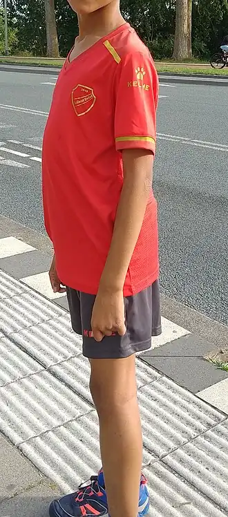 Jongen met shirt van Zuidoost United