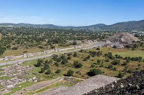 De laan van de doden en de Maanpiramide