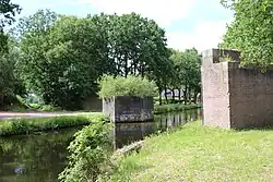 Bruggenhoofden en pijler in het Ter Apel Kanaal