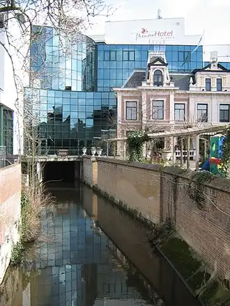 Uitzicht vanaf het terras van een lokale ijscotheek op het terras van het Theaterhotel