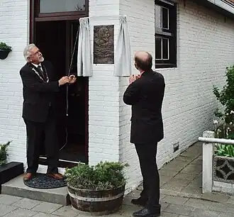 Burgemeester Arlman (links) bij onthulling van een plaquette in 2005