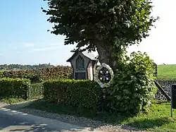 De kapel onder de boom en het wegkruis