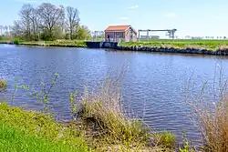 Gemaal Oude Ae bij de inlaat van de Oude Ae (Munte of Munter Ae) in het Termunterzijldiep. Gebouwd in 1991 ter vervanging van een ouder gemaal. Een gevelsteen herinnert aan dit vroegere gemaal van waterschap Oude Æ.