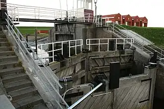 Nieuwe sluis met op achtergrond gemaal Rozema (2010)