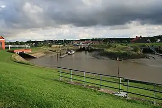 Geheel links de bypass die het slib uit de haven meevoert