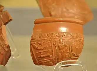 Versierde terra sigillata randscherf gevonden te Kerkhove-Kouter (RAMS00486)