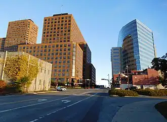 Eddy Street; het departement is gevestigd in de hoogbouw links, de Terrasses de la Chaudière