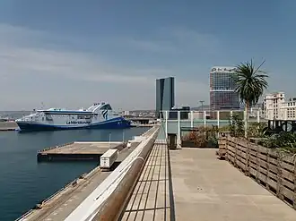 Zicht vanaf de terrassen van de haven van Marseille op de wolkenkrabbers van Euroméditerranée met links de Tour CMA CGM en rechts de Tour La Marseillaise