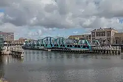 Terugplaatsen van de huidige Stationsbrug na renovatie (maart 2020)