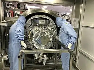 Een camera voor de exoplaneettelescoop PLATO wordt getest in de cleanroom. Credit: SRON