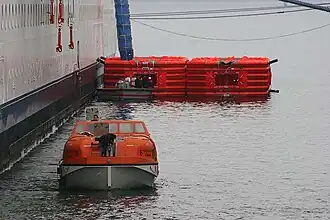 Reddingssloep van de Celebrity Constellation met op de achtergrond reddingsvlotten met evacuatieglijbaan