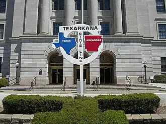 De staatgrens van de Twin cities: Texarkana (Texas) en Texarkana (Arkansas)