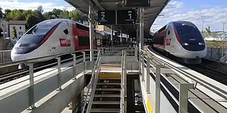 Kruisende TGV Lyrias in station Bellegarde