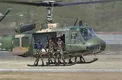 Een UH-1H Huey op oefening; jan 2002.