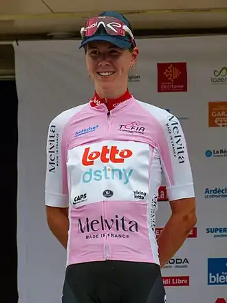 Winnares Thalita de Jong in de roze leiderstrui