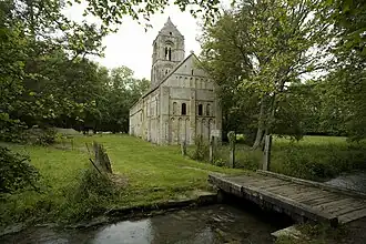 De idyllisch gelegen kerk met de platte apsis en de zuidgevel.