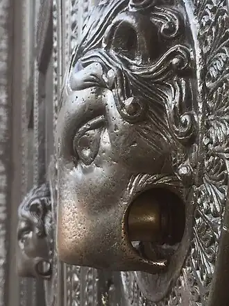 Wolfsdeur van de Dom van Aken: de rechterkop bevat de "duivelsduim"