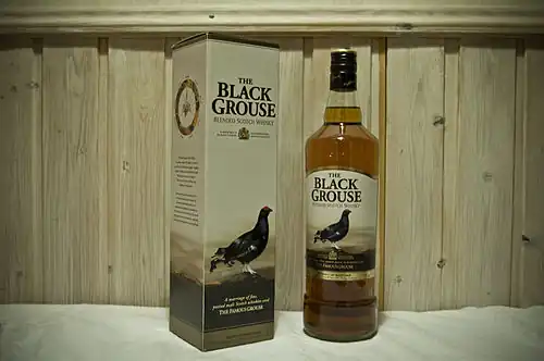 Etiket van het korhoen op een whisky van Famous Grouse