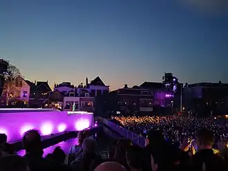 Toeschouwers op het met pontons geïmproviseerde plein op het water van het Maartensgat (rechts)