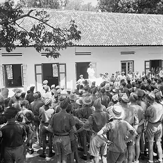 Admiraal Patterson spreekt tot krijgsgevangenen in Kamp Tjideng, 1945.