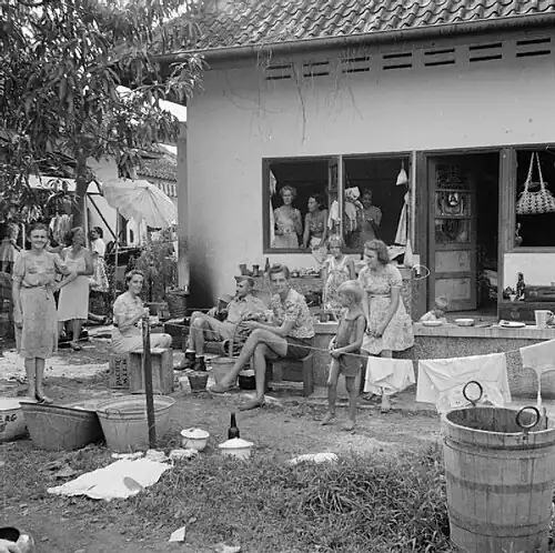 Vrouwen in interneringskamp Tjideng kort na de Japanse capitulatie (1945)