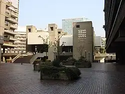 Entree verhoogd plein