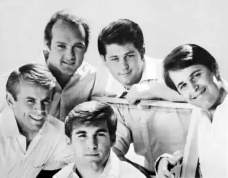 The Beach Boys in hun originele bezetting (v.l.n.r. Al Jardine, Mike Love, Dennis Wilson, Brian Wilson, Carl Wilson)