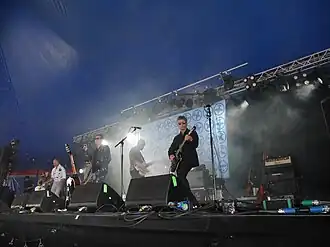 De band tijdens een optreden in Glastonbury, 2019