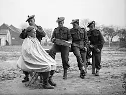 Soldaten van de Royal Scots met tam o' shanters